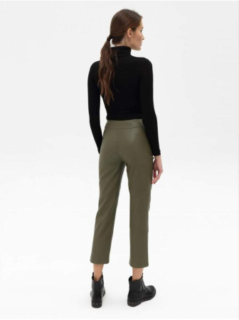 Укороченные брюки прямого кроя с высокой посадкой и напылением "под кожу" CITY CHIC || Брюки жін. CE CITY CHIC, р.164-88-94, olive Укороченные брюки прямого кроя с высокой посадкой и напылением "под кожу" CITY CHIC || Брюки жін. CE CITY CHIC, р.164-88-94, olive