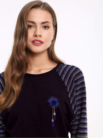Джемпер с металлическим блеском и брошью 852